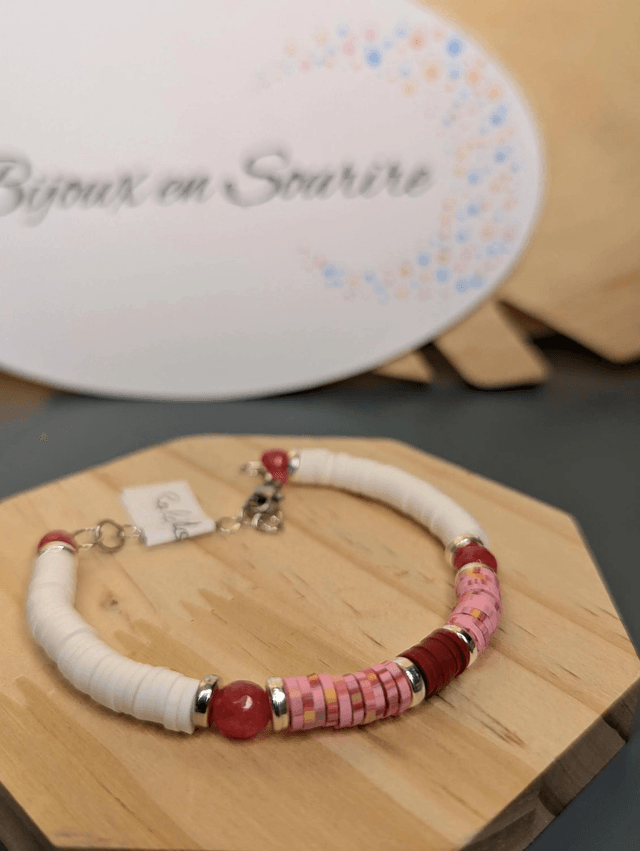 Bracelet en perles Heishi de couleur blanche et rose avec des perles naturelles calcédoine rose, le fermoir est en argent. 