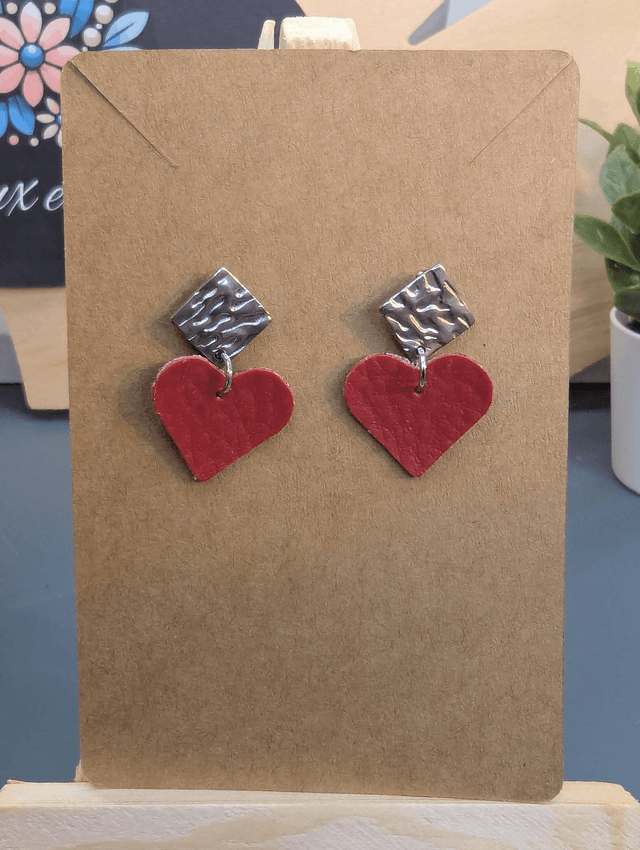 Petite boucles d'oreilles forme de cœur en similicuir rouge et en tissus enduit.