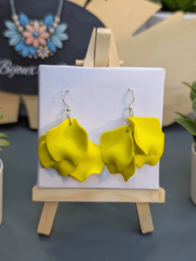Boucles d'oreilles pétales de fleurs jaune.