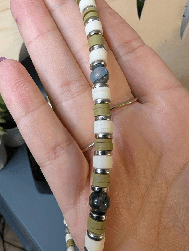collier ras de cou avec des perles plates heishi de couleurs vert, blanc et argent intercalé de perles naturelles d'agate mousse. 