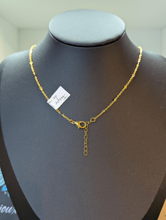 Collier court avec chaine de couleur or, pendentif en bois et perle naturelle. 