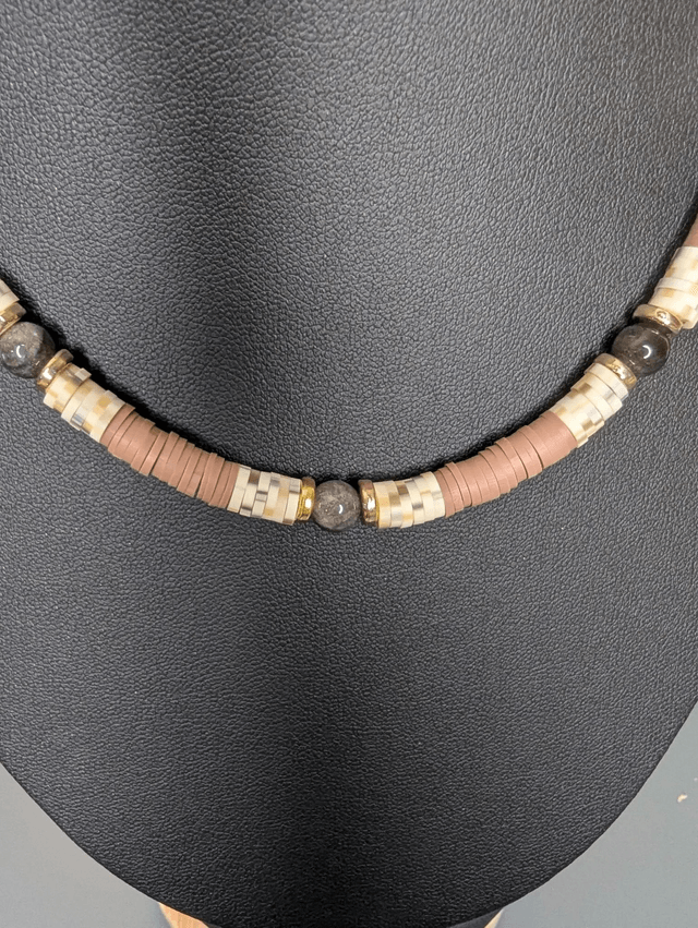 collier ras de cou avec des perles plates heishi couleurs marron, blanc cassé et or, ainsi que des perles naturelles. 