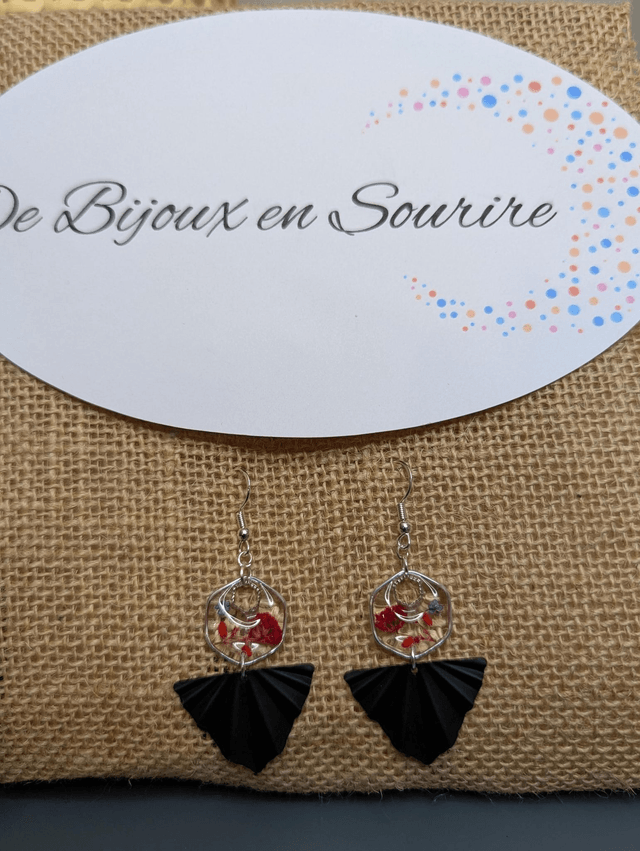Boucles d'oreilles  avec pendentif en résine transparente avec fleurs séchés et en métal noir en triangle, fermoir argent.