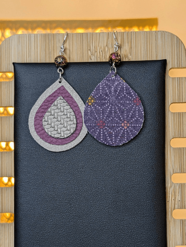 Boucles d&#039;oreilles pendante en similicuir et en tissus enduit violet, gris argenté. avec des perles naturelles, le fermoir est en argent 925.