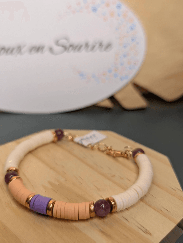 Bracelet en perles Heishi de couleur rose violet blanche avec des perles naturelles, le fermoir est doré.