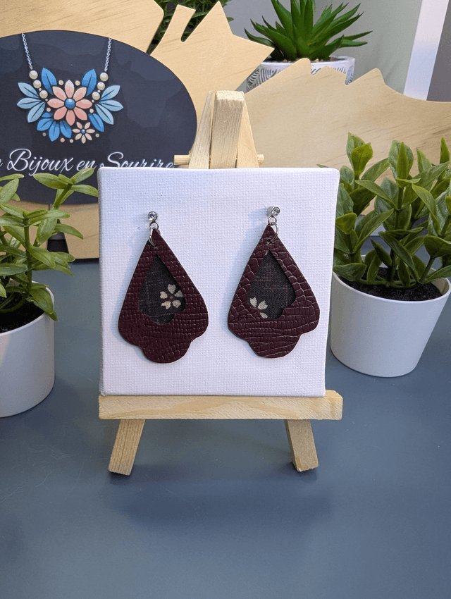 Boucles d&#039;oreilles double face en cuir rouge et tissus enduit marron.