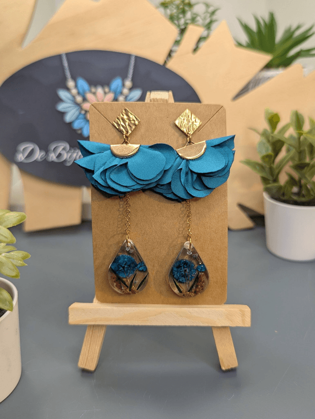 Boucles d&#039;oreilles longue bleu avec fermoir clou doré. 