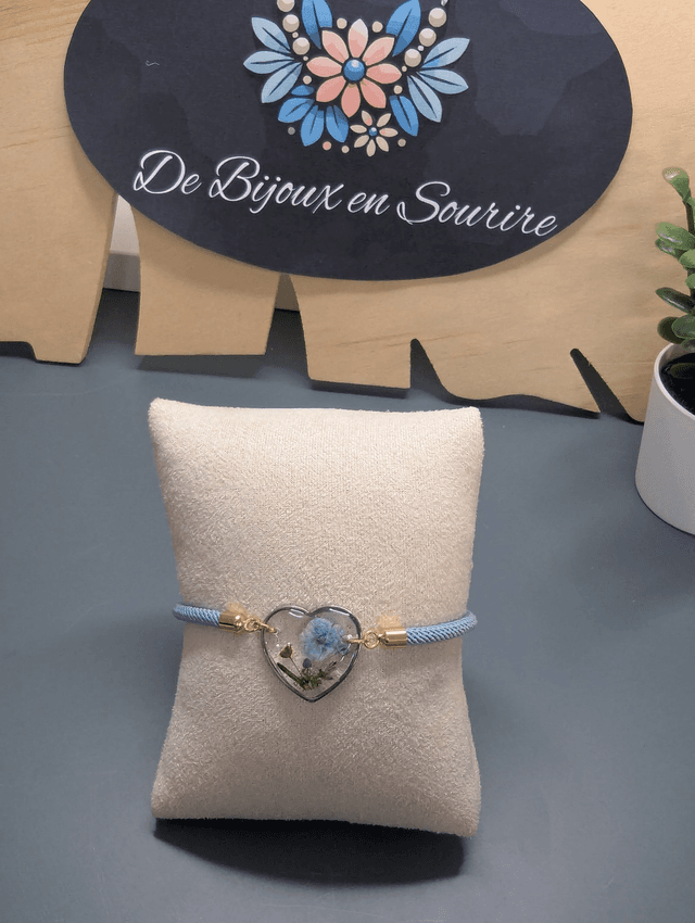 Bracelet corde ajustable bleu ciel et cœur en résine.