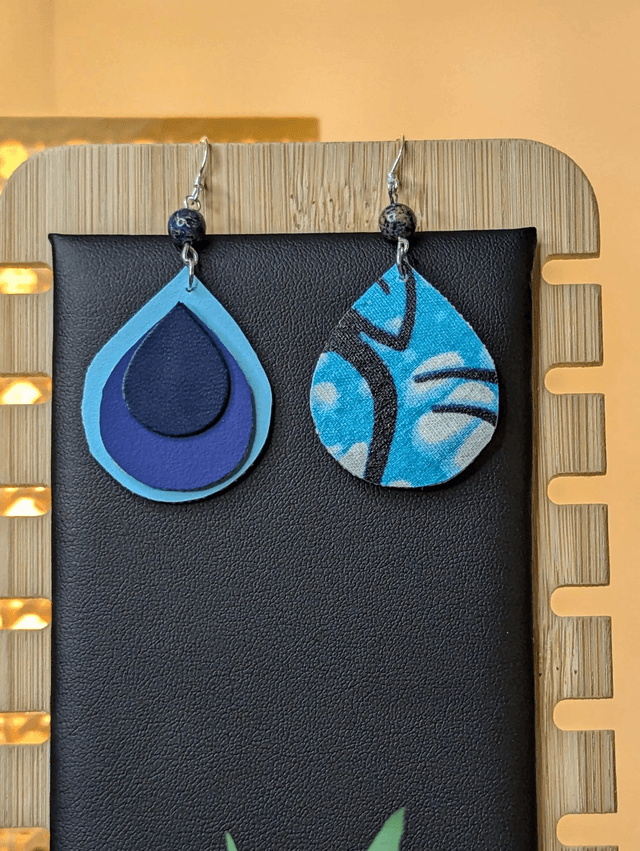 Boucles d&#039;oreilles pendante en similicuir et en tissus enduit avec un dégradé bleu avec des perles naturelles et un  fermoir en argent 925