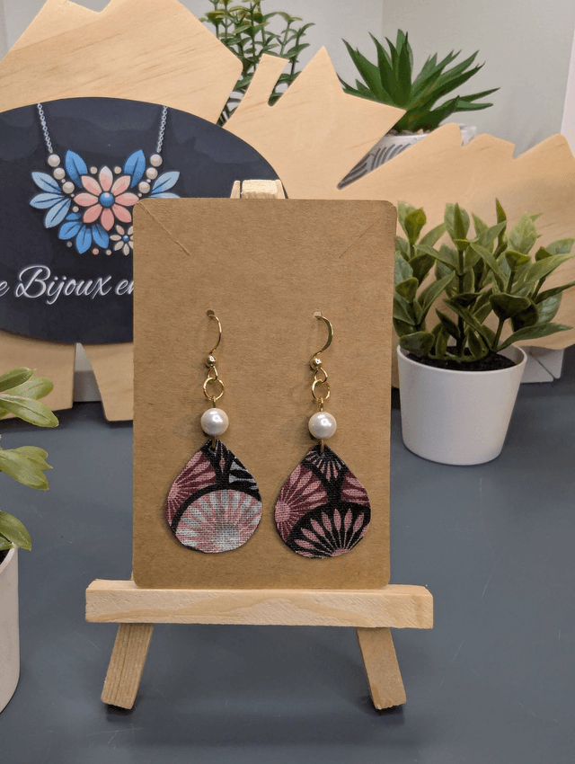 Boucles d&#039;oreilles en forme de goutte en cuir et tissus enduit avec perles de coquillage. 