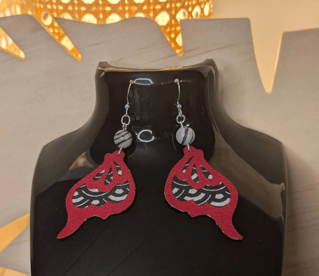 Boucles d&#039;oreilles pendante en cuir rouge forme d&#039;ail de papillon, avec du tissus enduit noir et blanc et perles naturelles de jaspe.