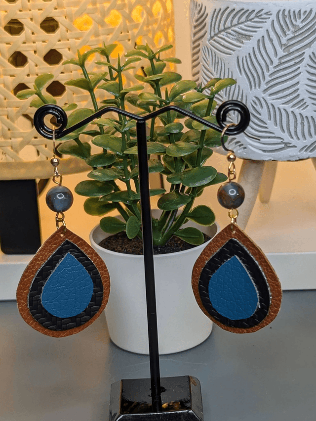 Boucles d&#039;oreilles pendante en similicuir et tissus enduit marron noir et bleu avec des perles naturelles, le fermoir est en couleur or