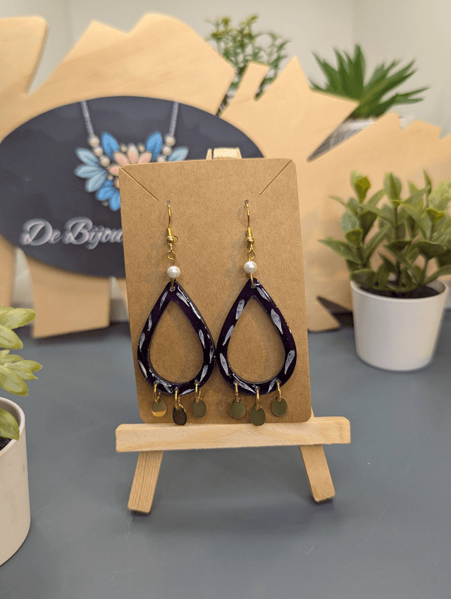 Boucles d&#039;oreilles pendante en forme de goutte violette. 