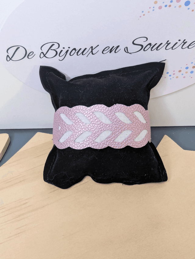 Bracelet manchette en cuir rose poudré, avec du tissus enduit blanc (résistant), une chaine argent. Le fermoir est de couleur argent.