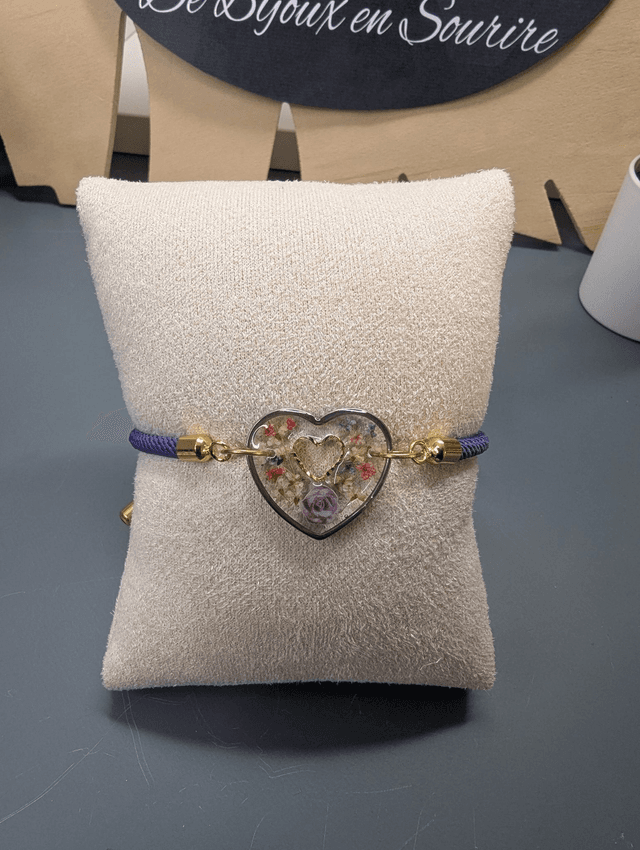 Bracelet corde ajustable violet et cœur en résine.