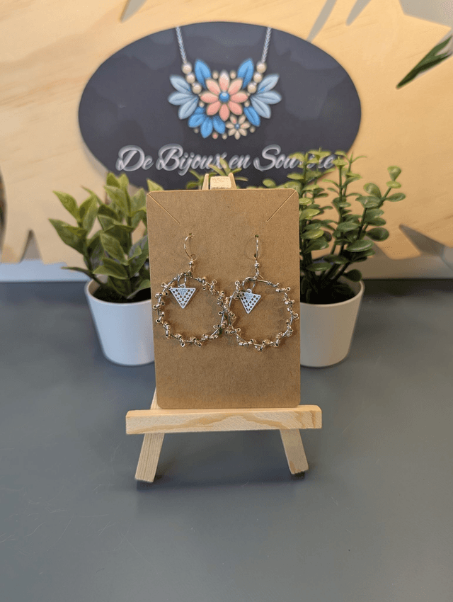 Petites créoles avec perles en verre rose et pendentif blanc. 