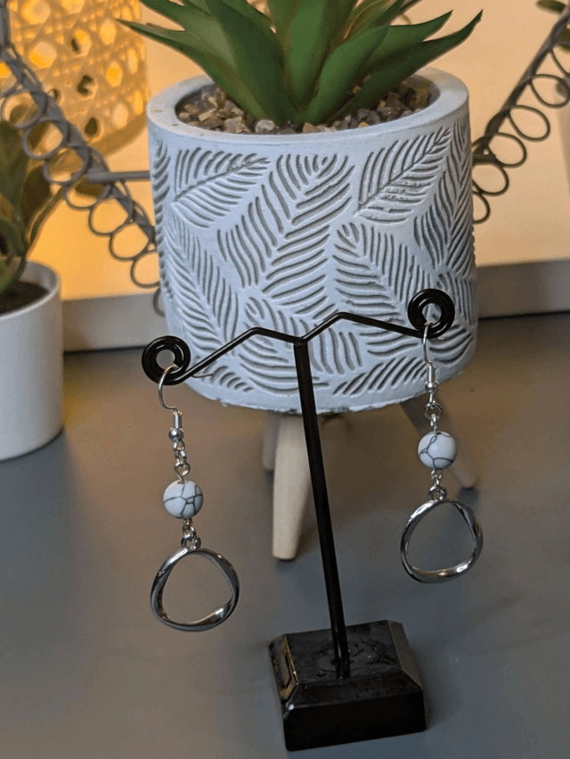 Boucles d&#039;oreilles pendante avec des perles naturelles et un pendentif en couleur argent. Le fermoir est en argent 925.