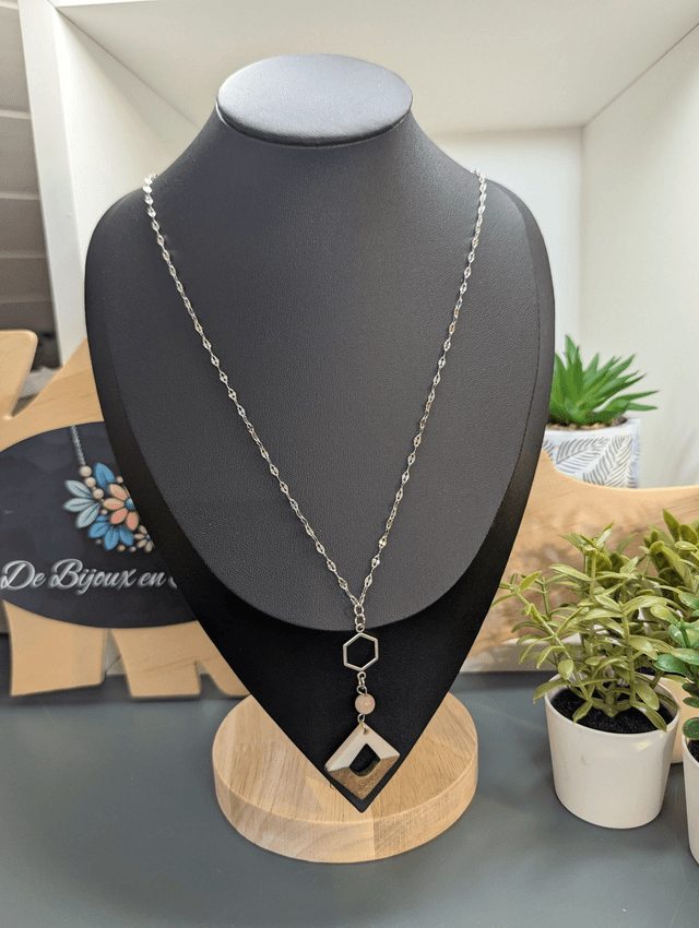 Collier long, sautoir, avec une chaine de couleur argent, perle naturelle, un pendentif en métal et pendentif en bois.