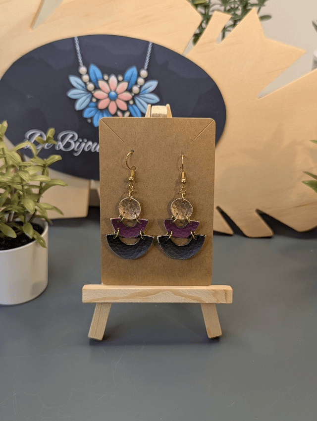 Petites boucles d&#039;oreilles tombante en similicuir et tissus enduit. 