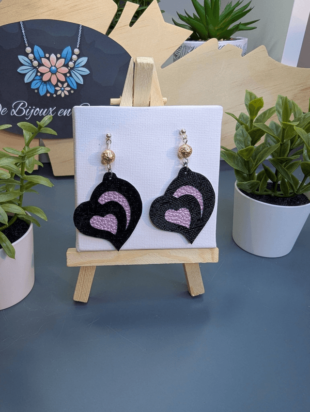 Boucles d&#039;oreilles en cuir en forme de cœur en noire et rose avec perle naturelle. 