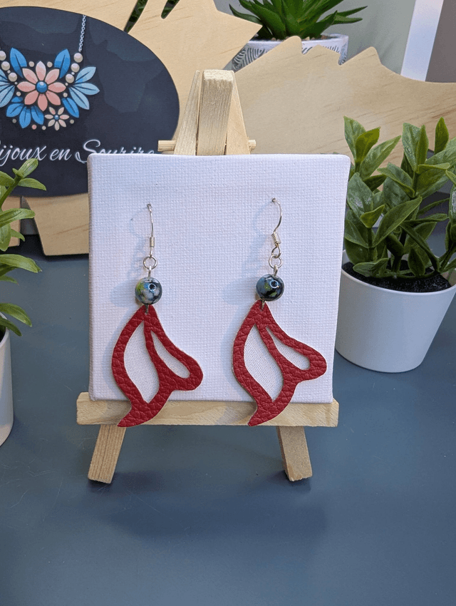 Boucles d&#039;oreilles ailes de papillon rouge en similicuir. 