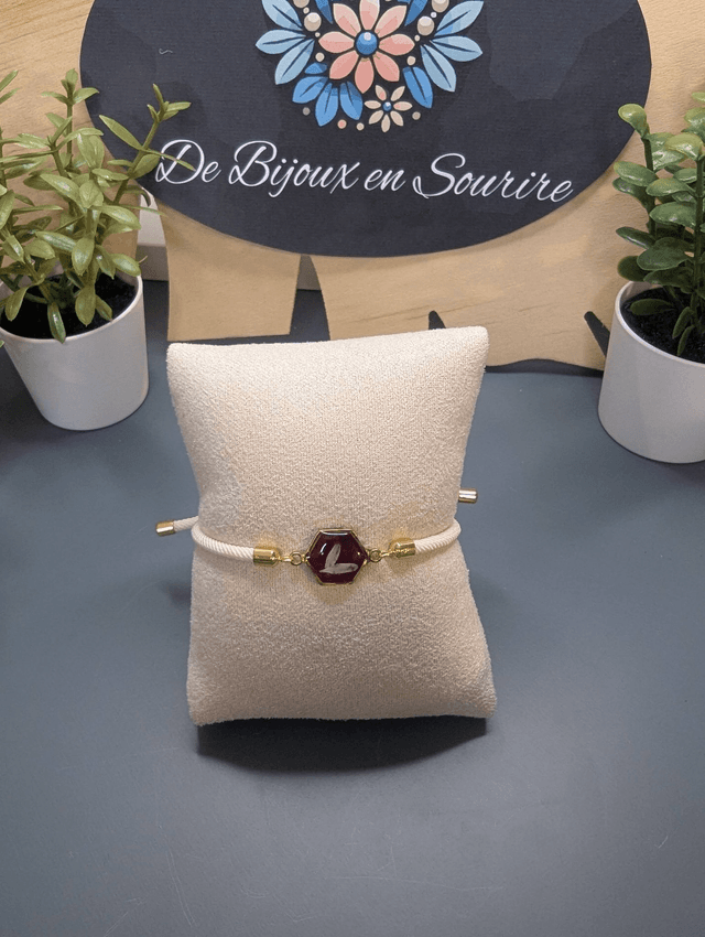 Bracelet corde ajustable blanc et petit hexagone en résine.