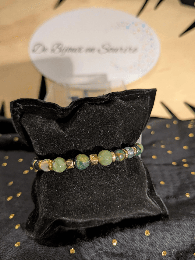 Bracelet en perles d&#039;agate mousse et indienne, avec des perles d&#039;espacement de couleur or, le fermoir et la chaine fermoir sont en argent. 