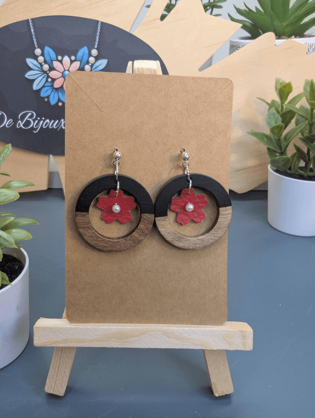 Boucles d&#039;oreilles ronde avec fleur rouge en similicuir. 