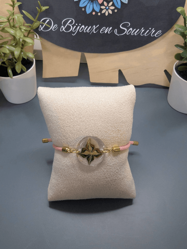Bracelet corde ajustable rose et pendentif rond en résine.