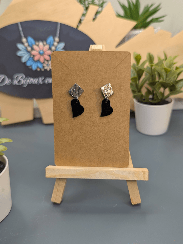 Petite boucles d&#039;oreilles forme de cœur en cuir noir et rose.