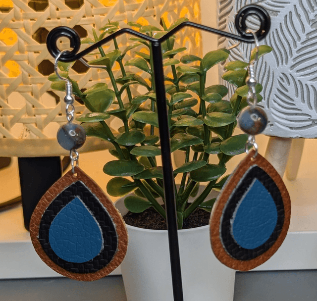 Boucles d&#039;oreilles pendante similicuir marron, bleu et tissus enduit marron noir et bleu. Perles naturelles d&#039;Everisonne bleu et marron.