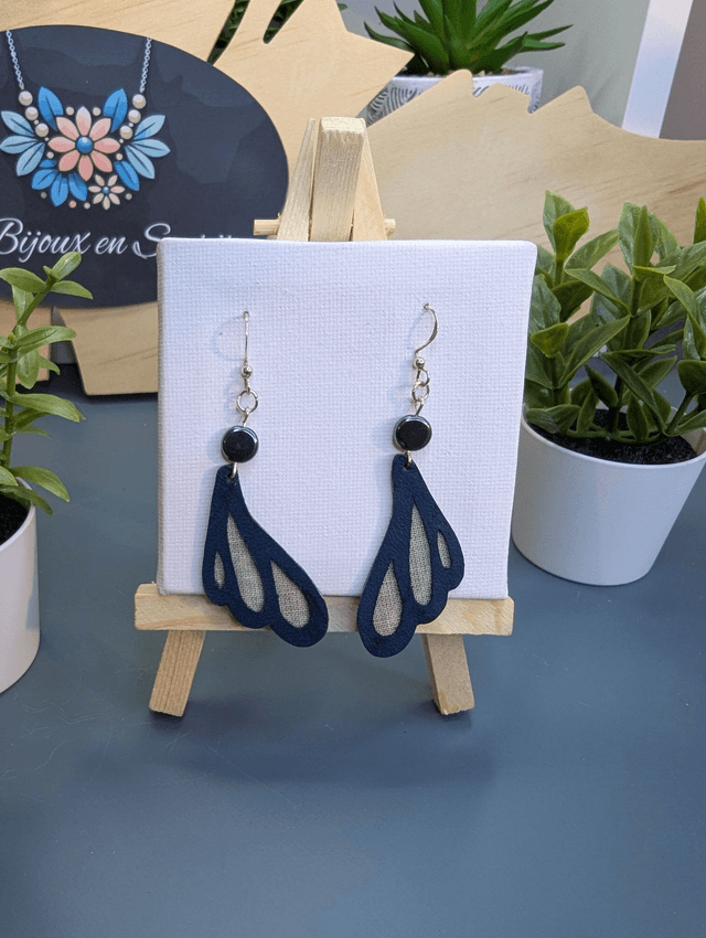 Boucles d&#039;oreilles ailes de papillon bleu en cuir. 