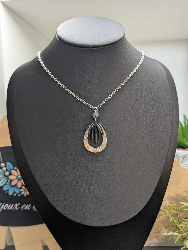 Collier mi long avec chaine couleur argent et deux pendentifs rose et noir et perles naturelle. 