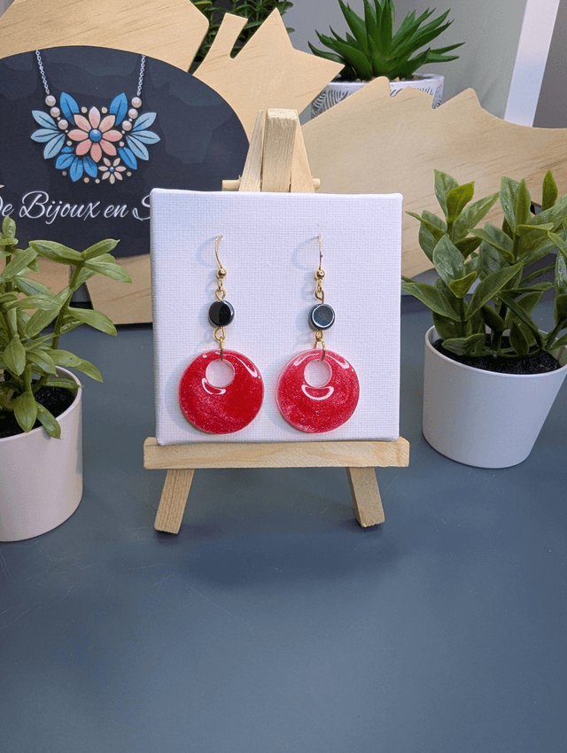 Boucles d&#039;oreilles ronde en résine UV rose et hématite. 