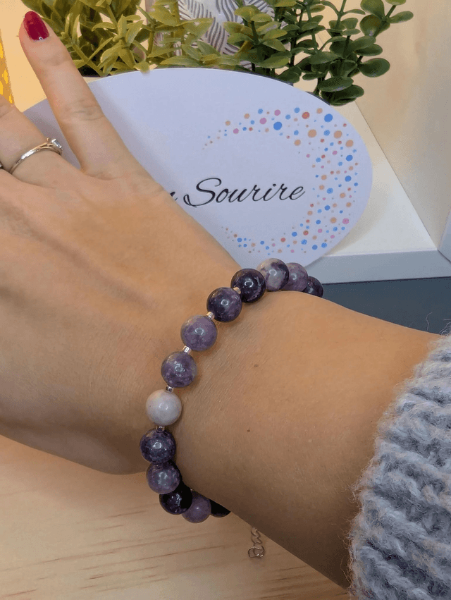 Bracelet en pierre de lépidolite violette, et des perles de rocailles. Le fermoir en de couleur argent ainsi que la chaine fermoir.