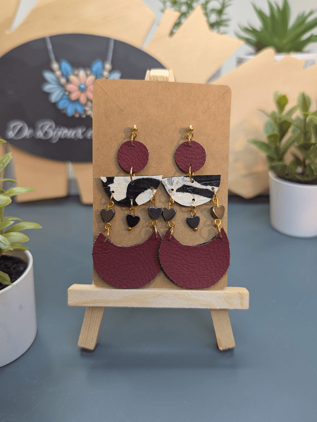 Boucles d&#039;oreilles en cuir, similicuir rouge, tissus enduit et cœur en hématite noire.