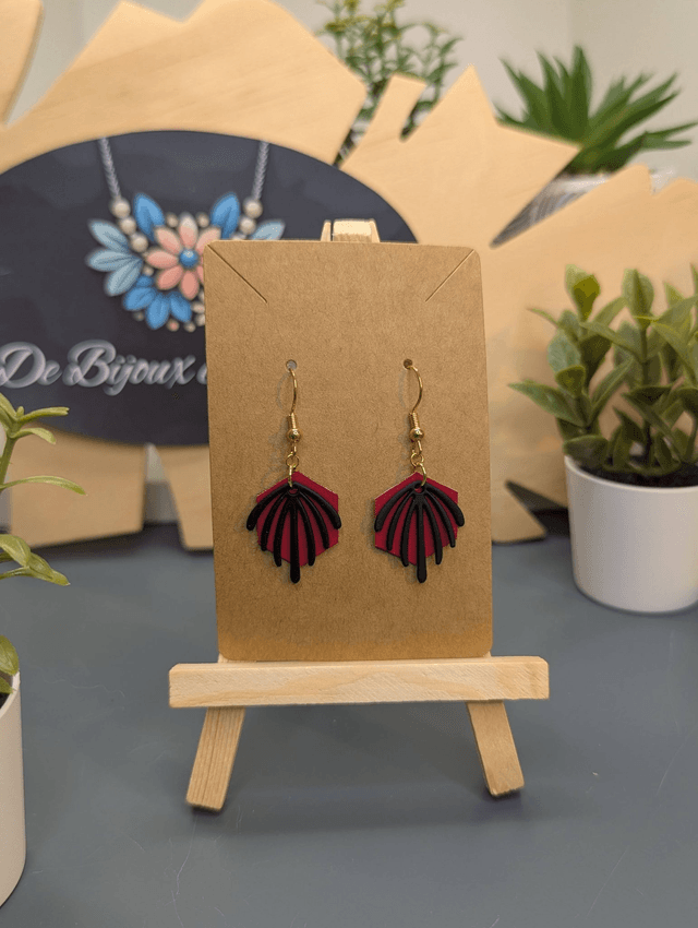 Petites boucle d&#039;oreilles pendante  en cuir et tissus enduit avec un pendentif noir. 