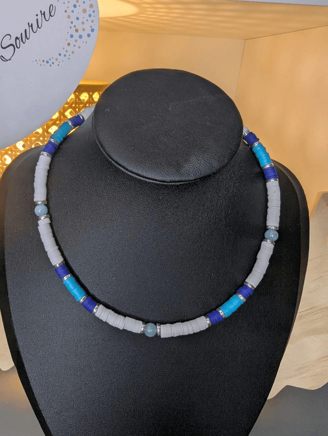 collier ras de cou avec des perles plates heishi de couleurs bleu, blanc et argenté intercalé de perles naturelles d&#039;aigue marine. 