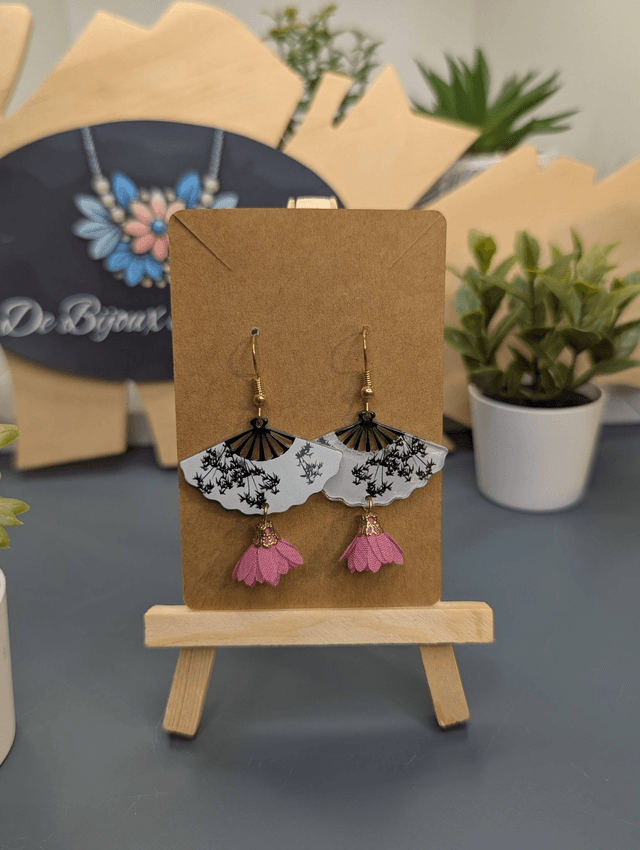 Boucles d&#039;oreilles avec breloque éventail et pompon rose.