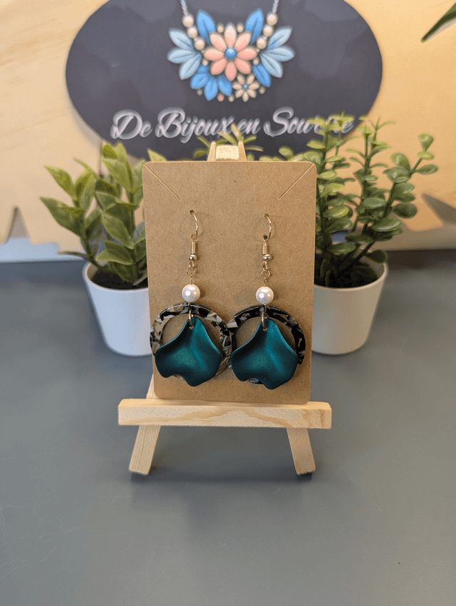 Boucles d&#039;oreilles avec 2 pendentifs, cercle en résine coloré blanc et noir et pétale vert à l&#039;intérieur.