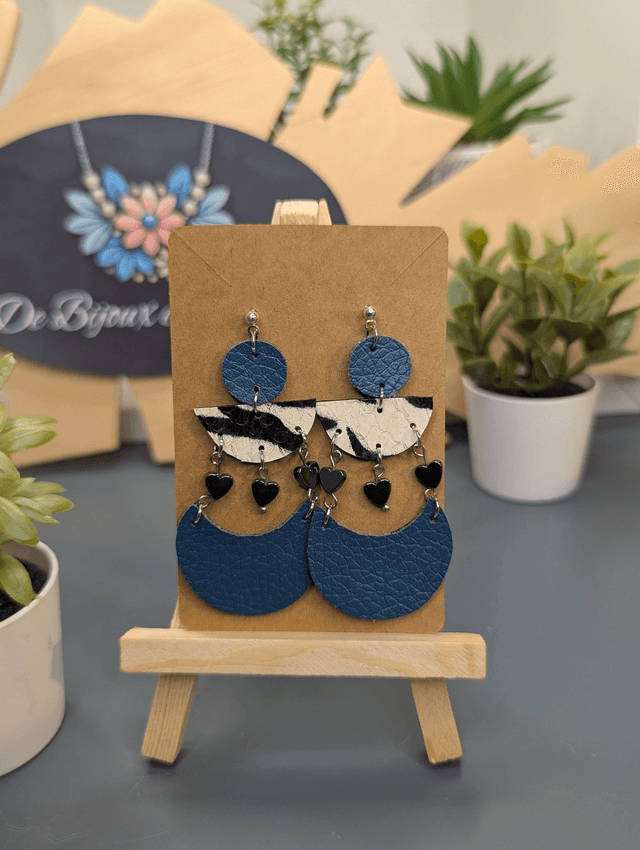 Boucles d&#039;oreilles en cuir, similicuir bleu, tissus enduit et cœur en hématite noire.