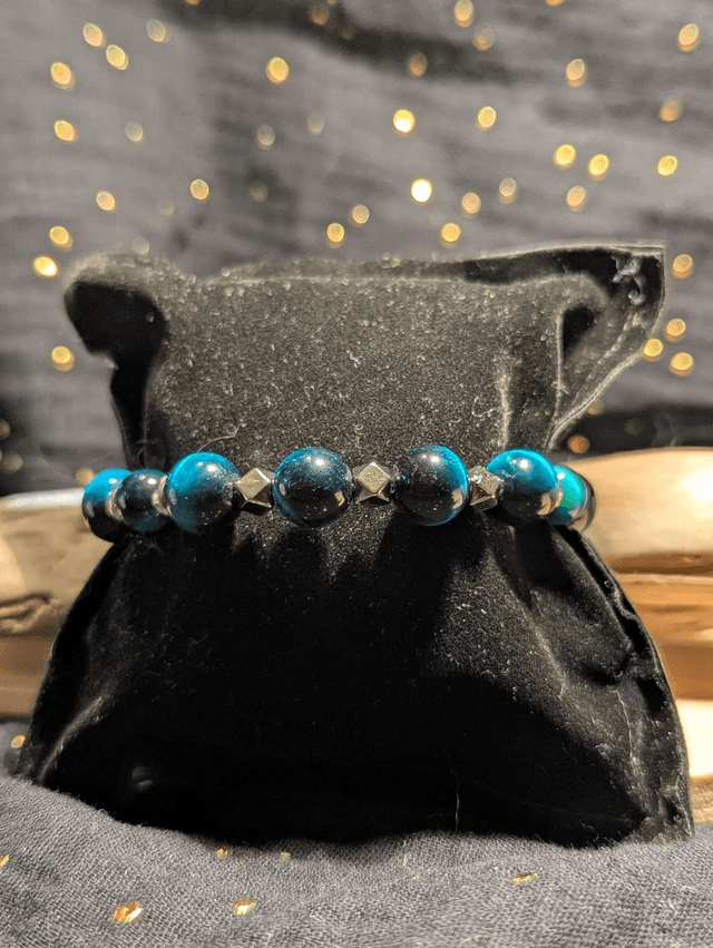 Bracelet en perles d&#039;œil de tigre bleu et des perles d&#039;espacement plate en argent. Le fermoir et la chaine fermoir sont en argent.