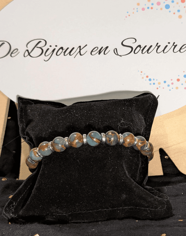 Bracelet perles d&#039;éverisonne bleu marron perles d&#039;espacement plate. Le fermoir et la chaine fermoir sont argent. 